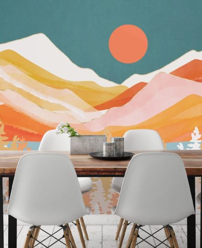 Montanhas e florestas alaranjadas e amarelas com céu verde-azulado e sol laranja