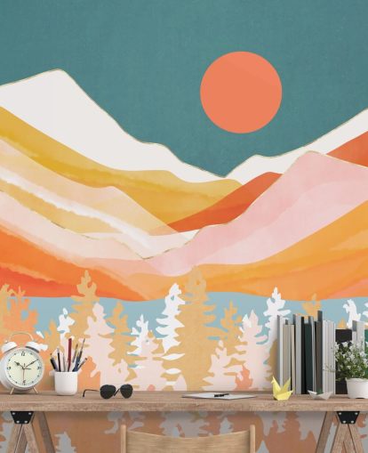 Orange og gule bjerge og skov med en krikand himmel og orange sol