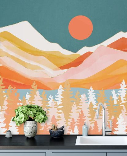 Orange og gule bjerge og skov med en krikand himmel og orange sol