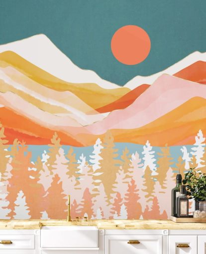 Orange und gelbe Berge und Wald mit blaugrünem Himmel und orangefarbener Sonne