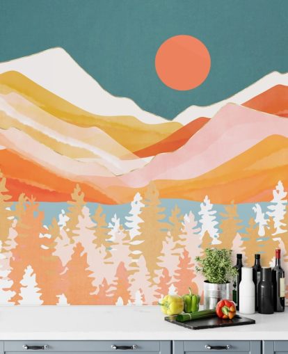 Orange og gule bjerge og skov med en krikand himmel og orange sol