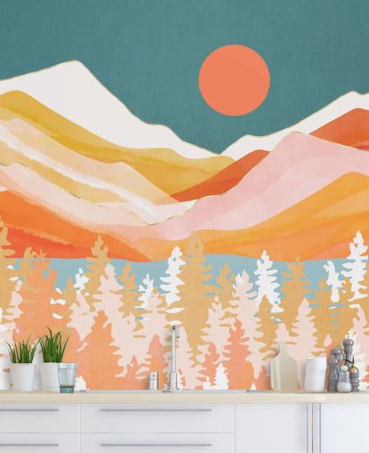 Montagnes et forêts oranges et jaunes avec un ciel bleu sarcelle et un soleil orange Montagnes et forêts oranges et jaunes avec un ciel bleu sarcelle et un soleil orange