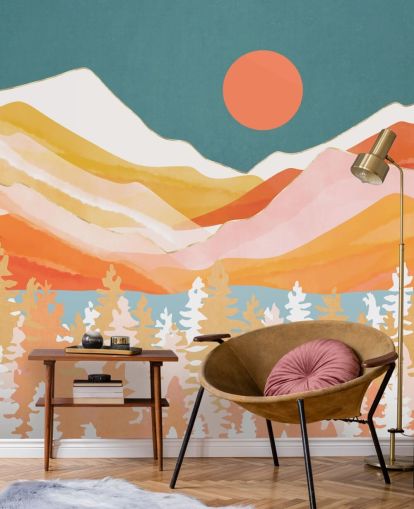 Oransje og gule fjell og skog med en blågrønn himmel og oransje sol