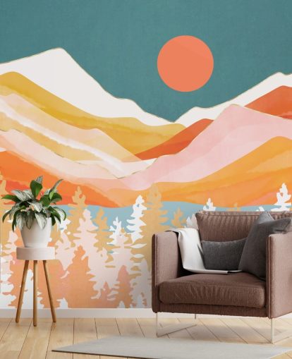 Orange und gelbe Berge und Wald mit blaugrünem Himmel und orangefarbener Sonne