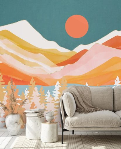 Orange und gelbe Berge und Wald mit blaugrünem Himmel und orangefarbener Sonne