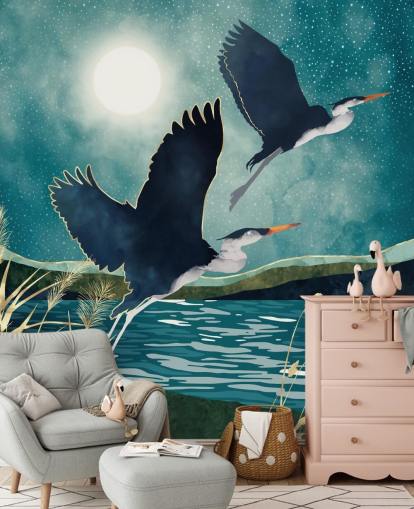 Marine-Reiher fliegen über einen blauen Fluss mit türkisfarbenem Himmel