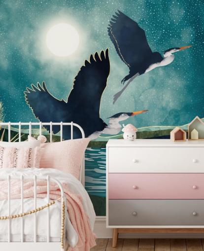 Navy hejrer flyver over en blå flod med en turquiose himmel