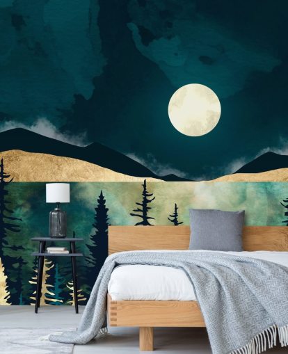 Dunkelblauer Himmel mit weißem Mond über dunklem Wald und Bergen Dunkelblauer Himmel mit weißem Mond über dunklem Wald und Bergen