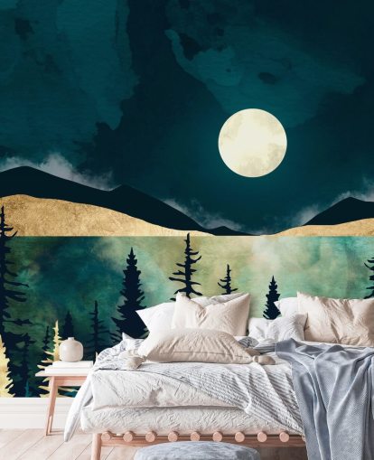 Mörkblå himmel med en vit måne över en mörk skog och berg