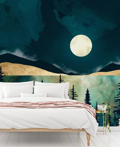 Dunkelblauer Himmel mit weißem Mond über dunklem Wald und Bergen