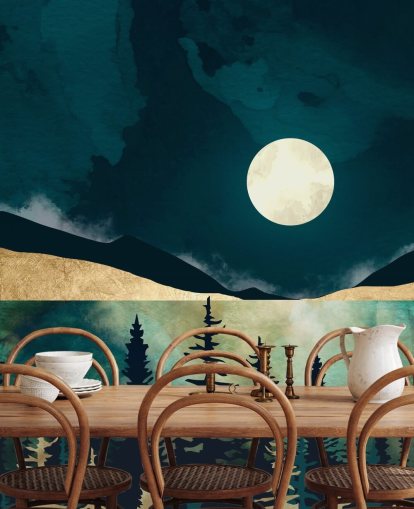 Dunkelblauer Himmel mit weißem Mond über dunklem Wald und Bergen