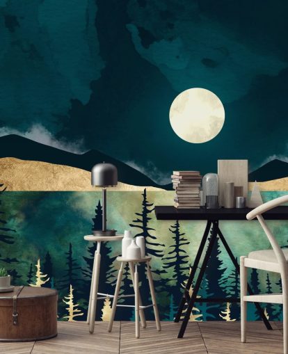 Dunkelblauer Himmel mit weißem Mond über dunklem Wald und Bergen