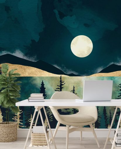 Cielo blu scuro con una luna bianca su una foresta oscura e montagne