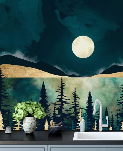 Dunkelblauer Himmel mit weißem Mond über dunklem Wald und Bergen