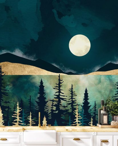 Cielo azul oscuro con una luna blanca sobre un bosque oscuro y montañas