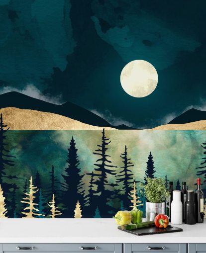 Cielo blu scuro con una luna bianca su una foresta oscura e montagne