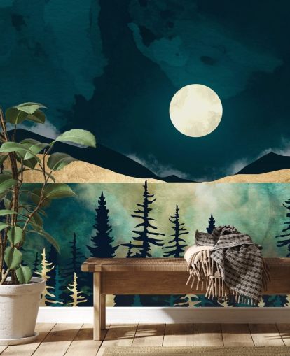 Cielo blu scuro con una luna bianca su una foresta oscura e montagne Cielo blu scuro con una luna bianca su una foresta oscura e montagne