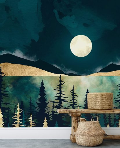 Ciel bleu foncé avec une lune blanche sur une forêt sombre et des montagnes Ciel bleu foncé avec une lune blanche sur une forêt sombre et des montagnes