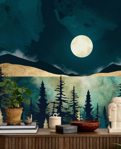 Cielo blu scuro con una luna bianca su una foresta oscura e montagne