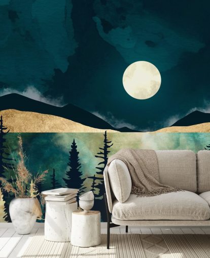 Cielo blu scuro con una luna bianca su una foresta oscura e montagne