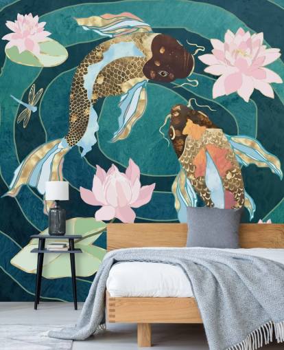 Poisson doré et brun se balancant dans un étang bleu avec des fleurs roses