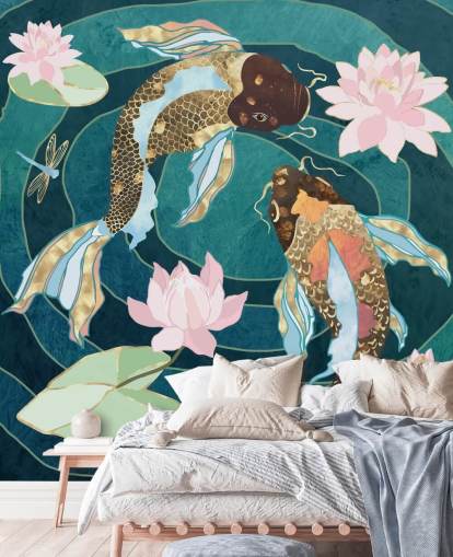 Pesce dorato e marrone che nuota in uno stagno blu con fiori rosa