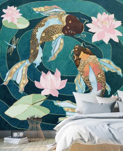 Poisson doré et brun se balancant dans un étang bleu avec des fleurs roses