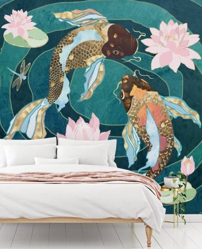 Guld och brun fisk svinnande i en blå damm med rosa blommor Guld och brun fisk svinnande i en blå damm med rosa blommor