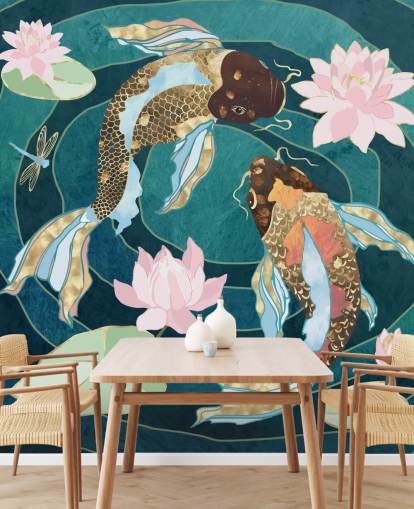 Gull og brun fisk svinner i en blå dam med rosa blomster