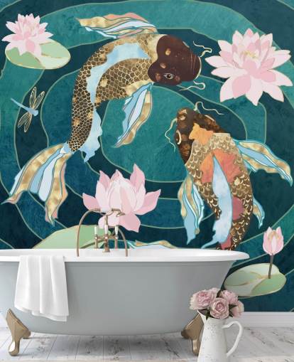 Poisson doré et brun se balancant dans un étang bleu avec des fleurs roses