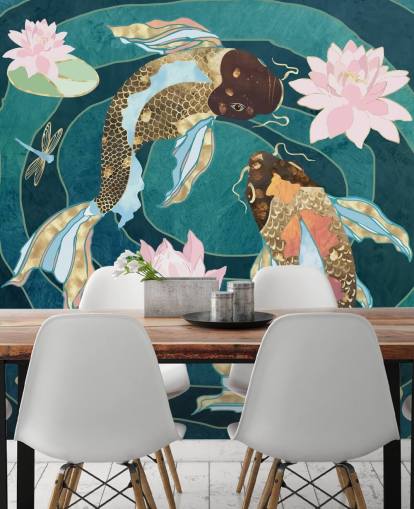 Goldene und braune Fische schwingen in einem blauen Teich mit rosa Blüten