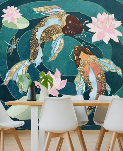 Guld og brun fisk swinning i en blå dam med lyserøde blomster Guld og brun fisk swinning i en blå dam med lyserøde blomster