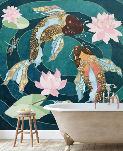 Peixe dourado e marrom nadando em um lago azul com flores rosa