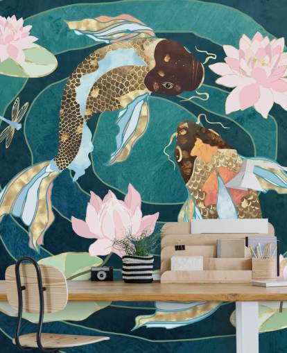 Goldene und braune Fische schwingen in einem blauen Teich mit rosa Blüten Goldene und braune Fische schwingen in einem blauen Teich mit rosa Blüten