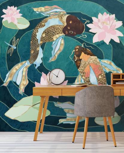 Gull og brun fisk svinner i en blå dam med rosa blomster