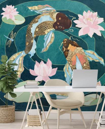 Poisson doré et brun se balancant dans un étang bleu avec des fleurs roses