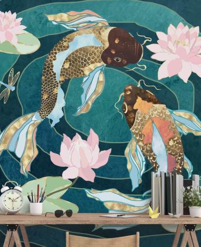 Peixe dourado e marrom nadando em um lago azul com flores rosa