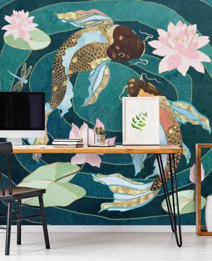 Pesce dorato e marrone che nuota in uno stagno blu con fiori rosa