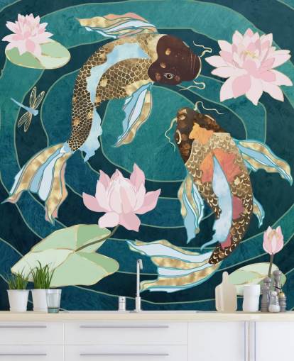 Goldene und braune Fische schwingen in einem blauen Teich mit rosa Blüten