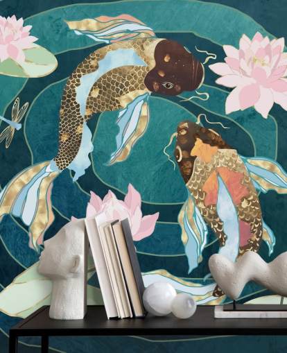 Pesce dorato e marrone che nuota in uno stagno blu con fiori rosa