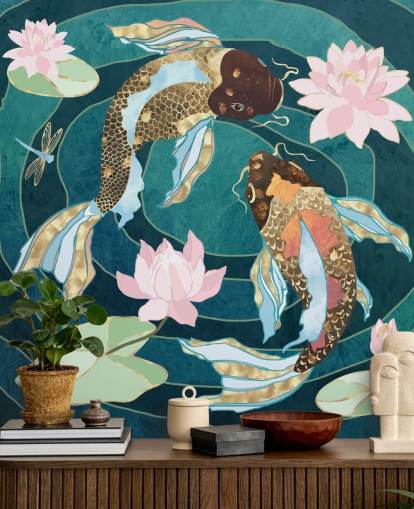 Poisson doré et brun se balancant dans un étang bleu avec des fleurs roses