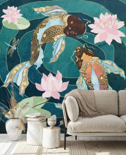 Poisson doré et brun se balancant dans un étang bleu avec des fleurs roses Poisson doré et brun se balancant dans un étang bleu avec des fleurs roses