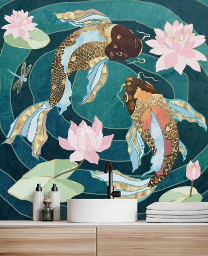 Pesce dorato e marrone che nuota in uno stagno blu con fiori rosa