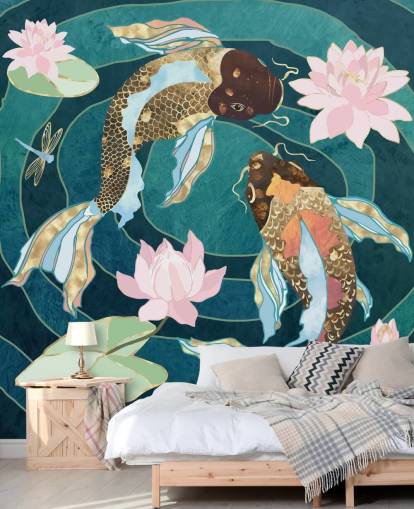 Goldene und braune Fische schwingen in einem blauen Teich mit rosa Blüten Goldene und braune Fische schwingen in einem blauen Teich mit rosa Blüten