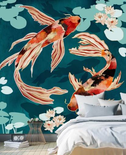 Orange koi svømning i en blå dam med turkis lilje puder