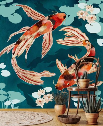 Orange Koi schwimmt in einem blauen Teich mit türkisfarbenen Seerosenblättern