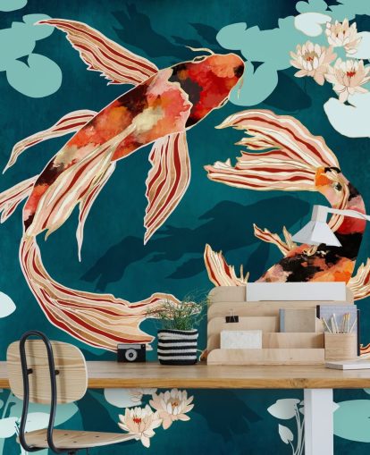 Orange Koi schwimmt in einem blauen Teich mit türkisfarbenen Seerosenblättern