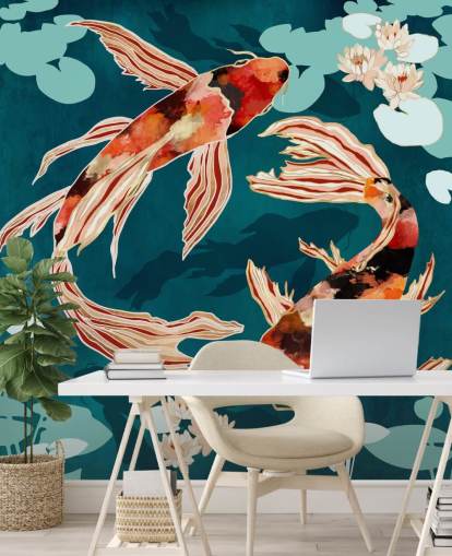 Orange Koi schwimmt in einem blauen Teich mit türkisfarbenen Seerosenblättern