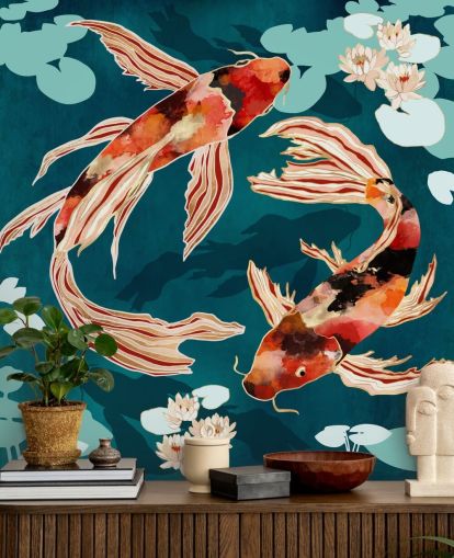 Orange Koi schwimmt in einem blauen Teich mit türkisfarbenen Seerosenblättern