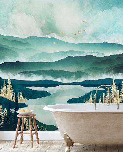 Nebelblaue Berge und ein See mit goldenen Bäumen